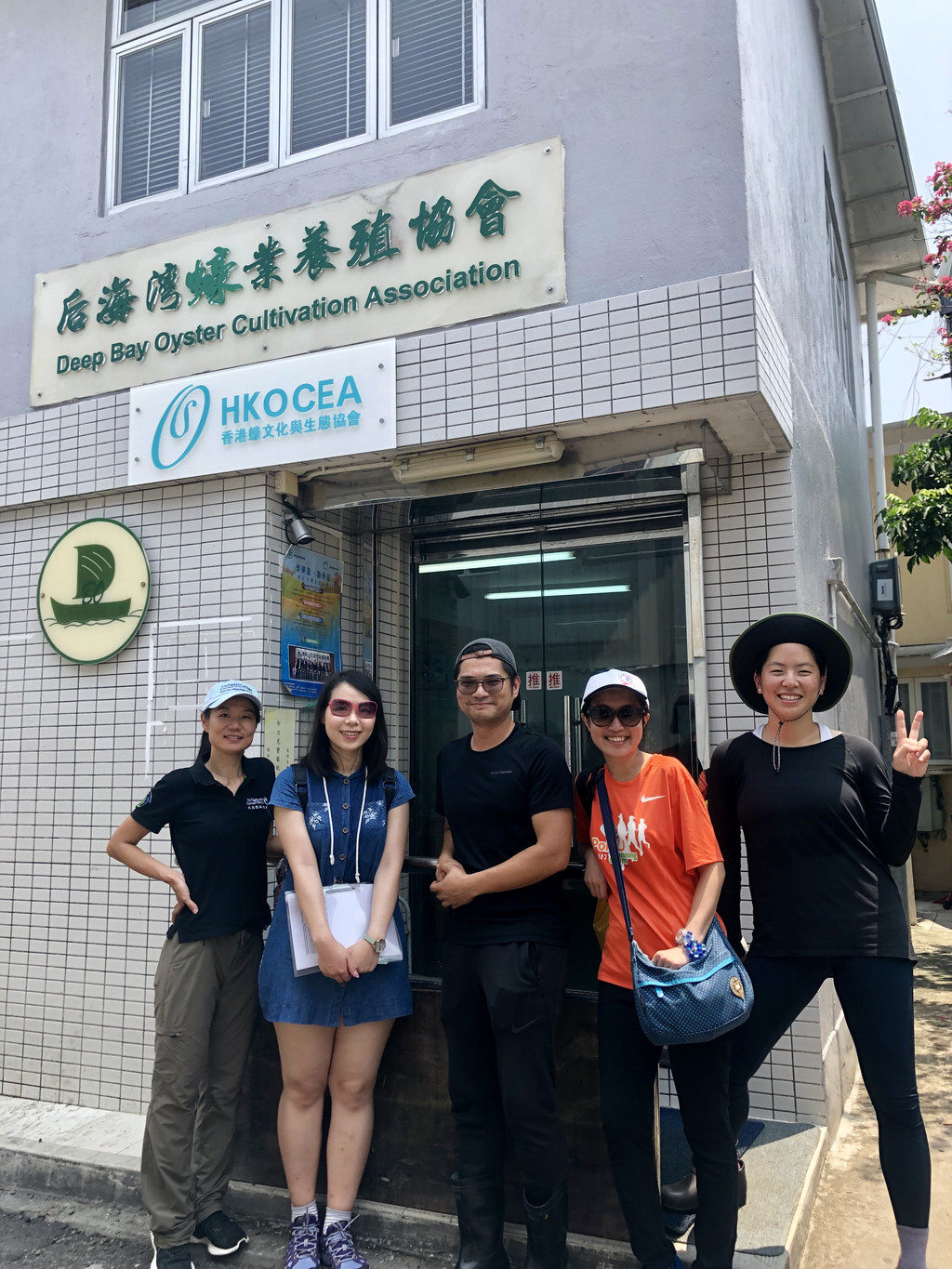 ■筆者（右一）於后海灣拍攝蠔礁前，與陳樹鋒（中）、大自然保護協會及呂獎同事合照。