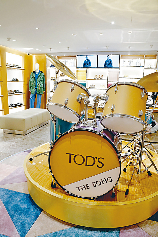 新店特別裝置以今季系列主題「The Song」為靈感，包括設於正門入口的爵士套鼓。