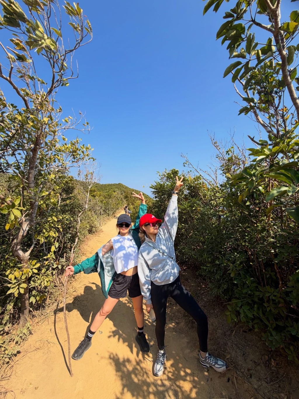 不少網民都猜測為她倆沿途不停拍照的是阿Sa男友Elvis。