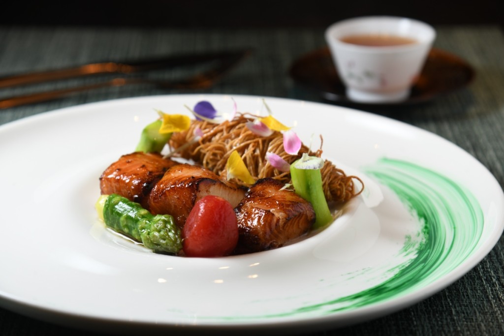 熱泡白花香水仙配日本銀鱈魚叉燒配糖醋麵(午餐) 將傳統炮製叉燒的方式烹調日本黑鱈魚，油脂豐腴，焦香帶甜。呷一口茶，平衡油膩還凸顯茶湯的焦糖味。