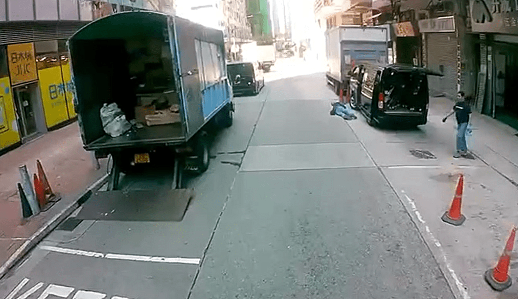貨車尾門打開，擊中一名男途人。fb：車cam L（香港群組）