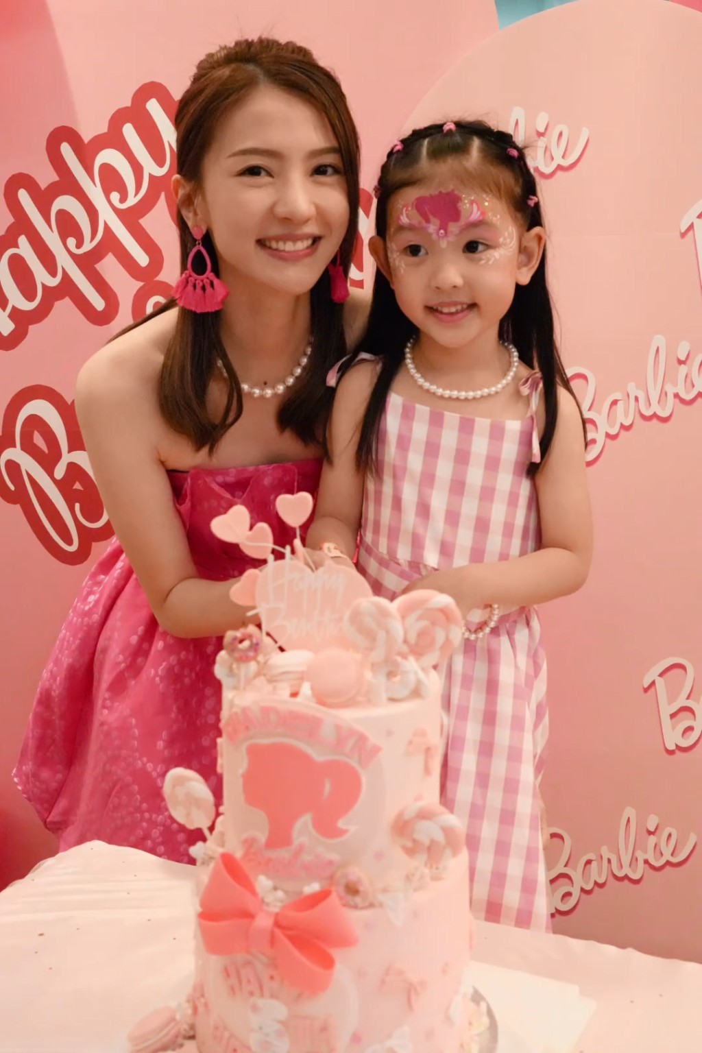 今日（7日）陳華鑫貼上為5歲女兒慶祝生日相片，兩母女十足十餅印！