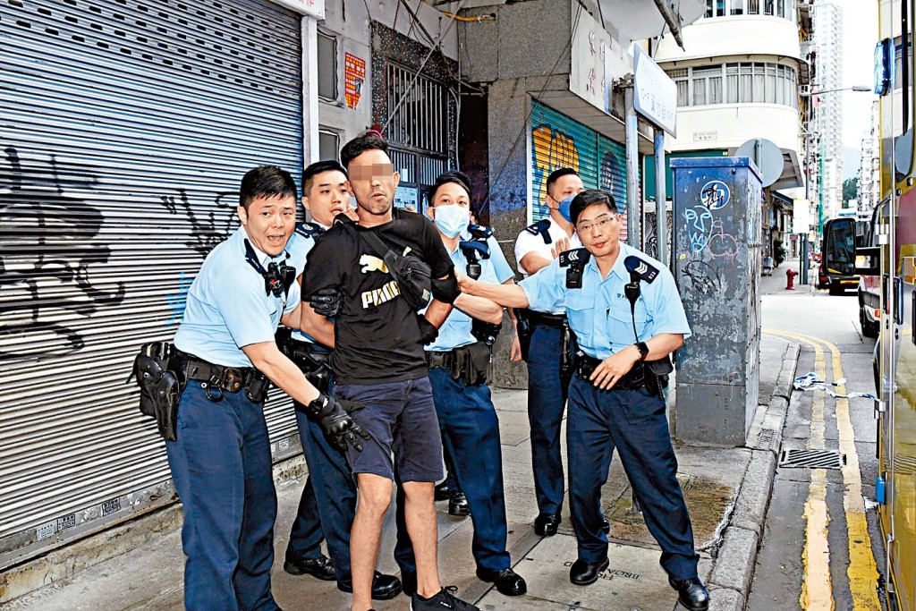 被警方拘捕的南亞漢,被押走時情緒激動。