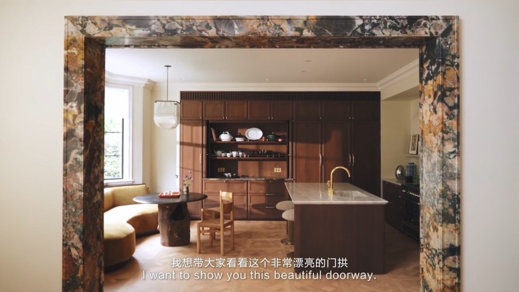 吳千語表示，正因這塊石材太過特別，才特意與供應商精心設計，以突顯其顏色與紋理。（安邸AD＠小紅書影片截圖）