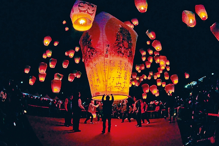 在元宵佳节举行的平溪天灯节，场面浪漫迷人。