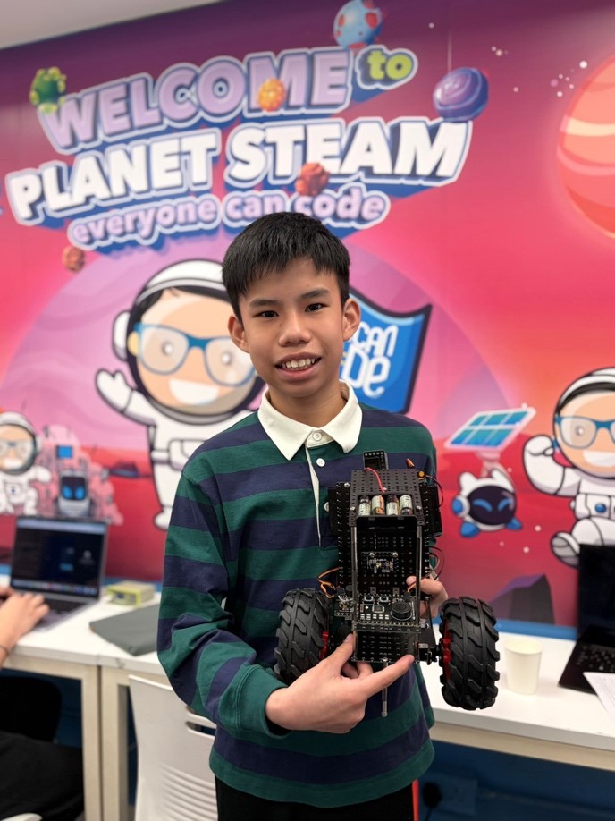 葉卓謙同學透過編程與創科設計，將創意轉化為實際作品，展現解難與應用能力。