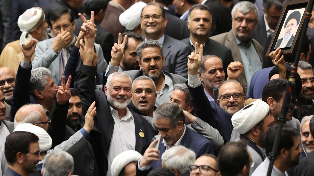 哈尼亚在德黑兰街头出现时，受到支持者欢迎。　路透社