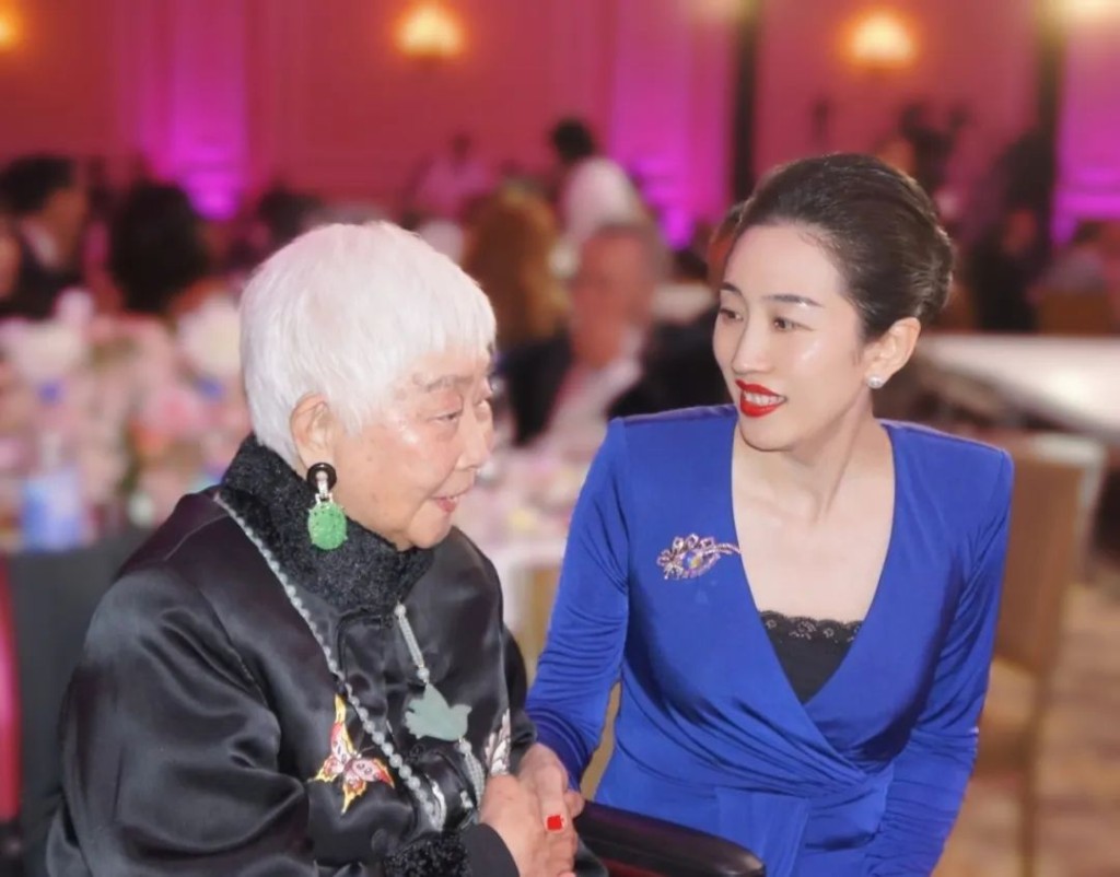 2月27日，王薇出席2024年杰出美籍亚裔女性颁奖晚会。社交平台X
