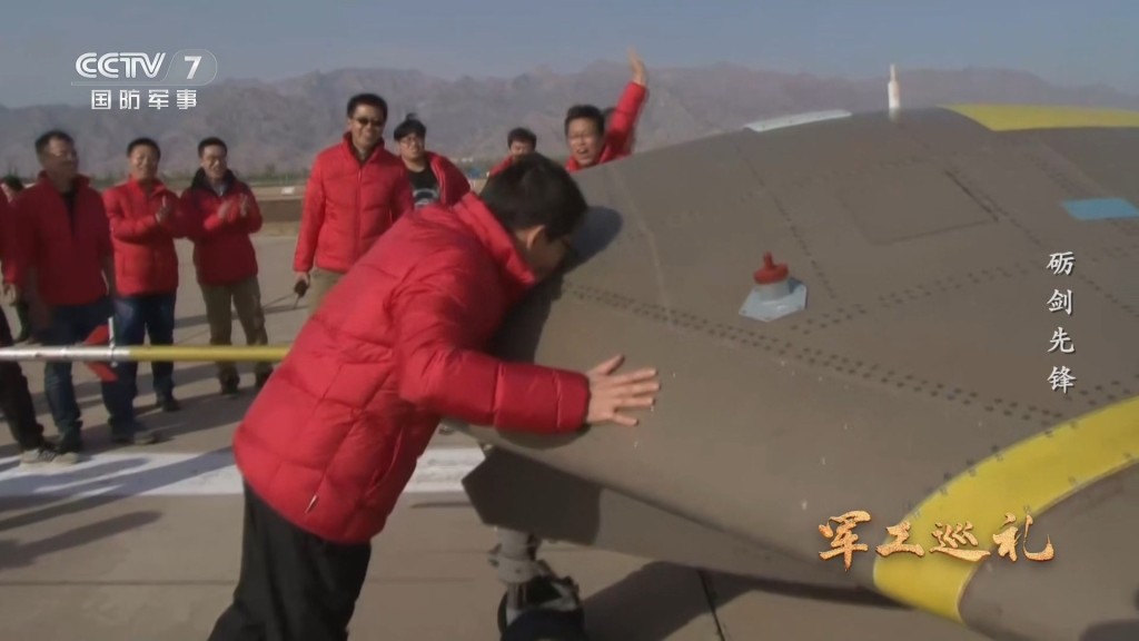 首飛成功，總師馬洪忠親了飛機。(央視截圖)