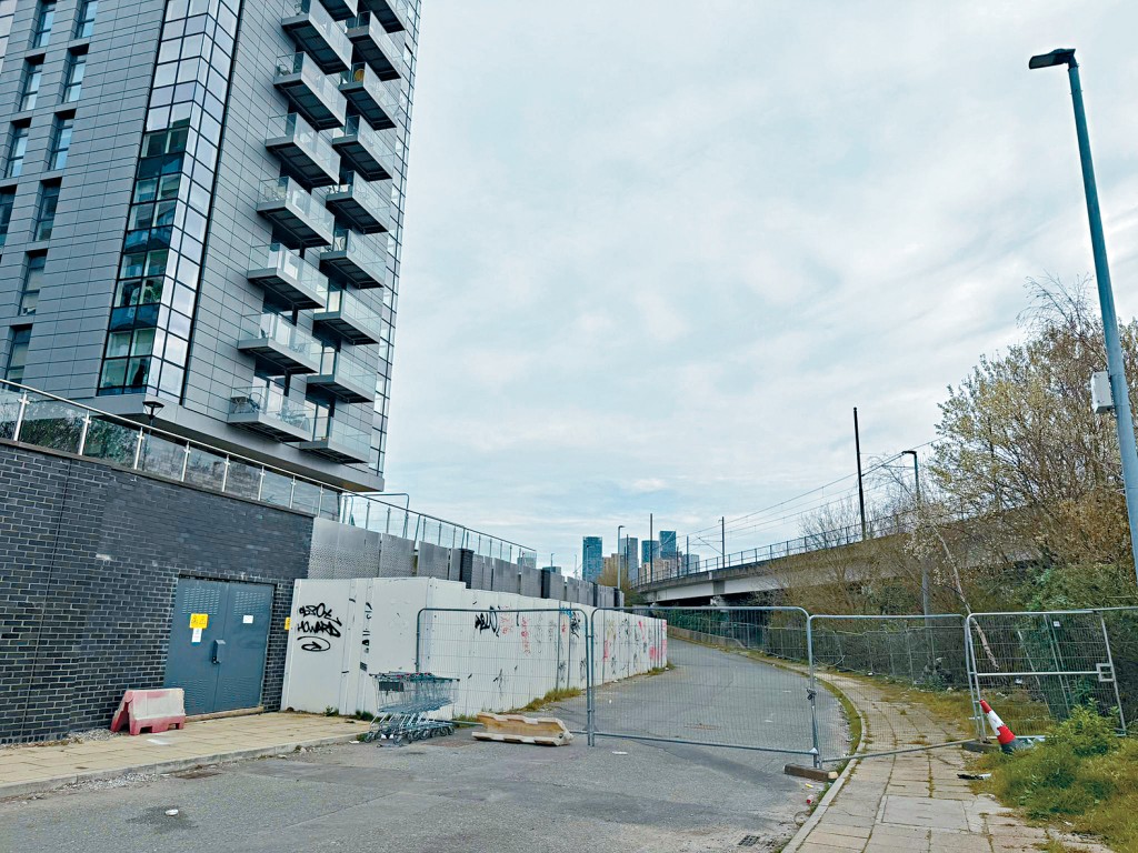 圖為X1 Manchester Waters C座外圍，未打地基的D、E座已被鐵欄圍封。