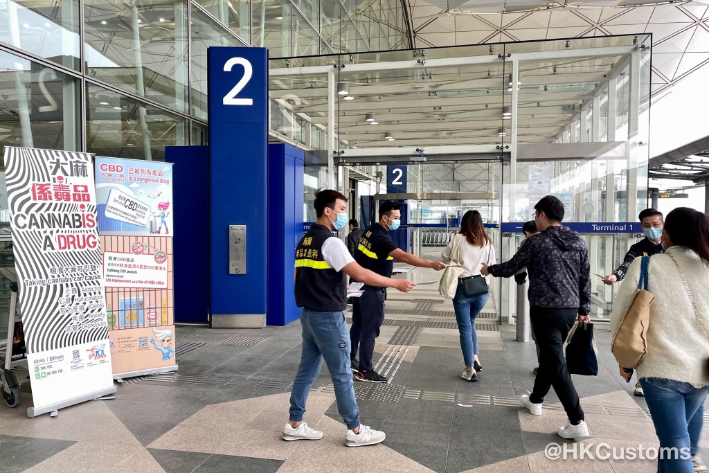 香港海關今日（3日）在香港國際機場派發宣傳單張，提醒市民CBD的進出口或管有均受管制。香港海關Fb圖片