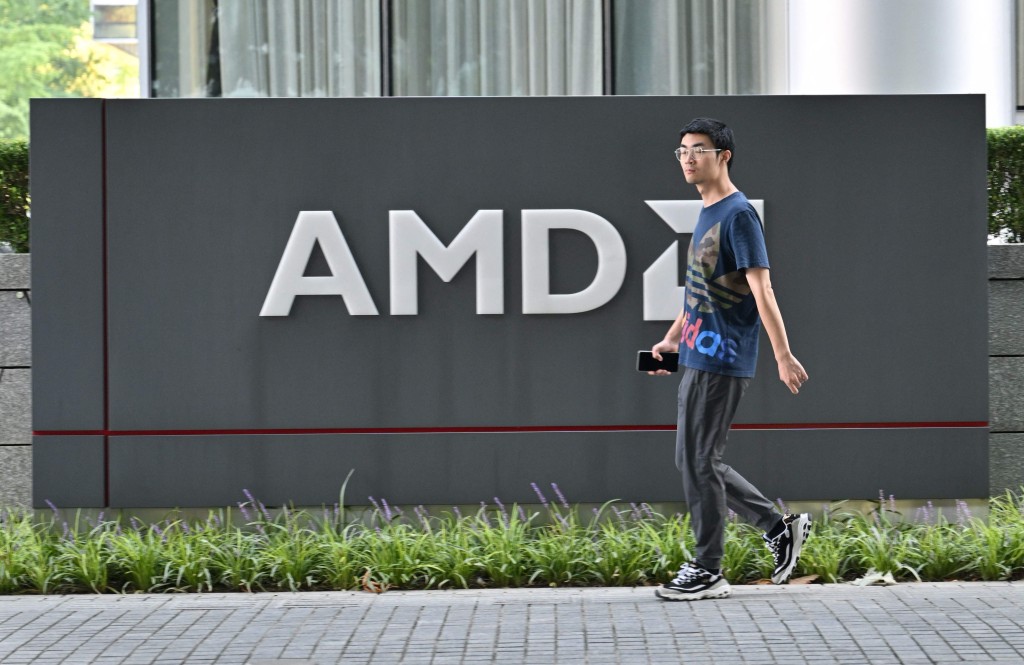 AMD近年推出正面迎戰H100的MI300系列晶片,憑藉更高規格的高頻寬記憶體(HBM)容量與頻寬,成為生成式AI算力市場上少數能與英偉達抗衡的選擇。 AMD近年推出正面迎戰H100的MI300系列晶片,憑藉更高規格的高頻寬記憶體(HBM)容量與頻寬,成為生成式AI算力市場上少數能與英偉達抗衡的選擇。