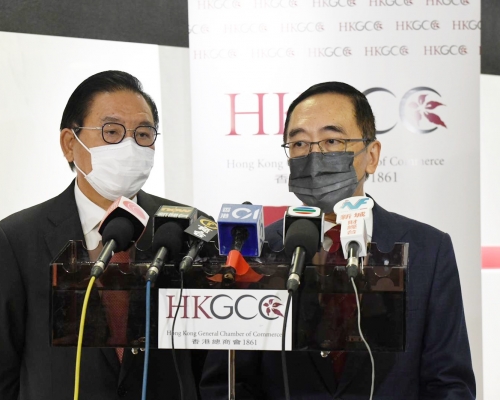 總商會總裁梁兆基(右)指控制好疫情重新開關,才能帶動就業。