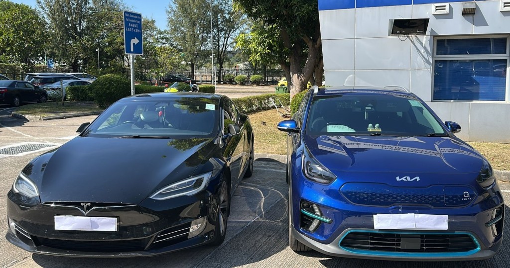 兩部懷疑非法載客取酬的「白牌車」亦被扣查作進一步檢驗。警方圖片