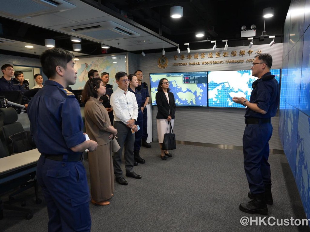 代表團聽取海關人員簡介日常工作。香港海關fb