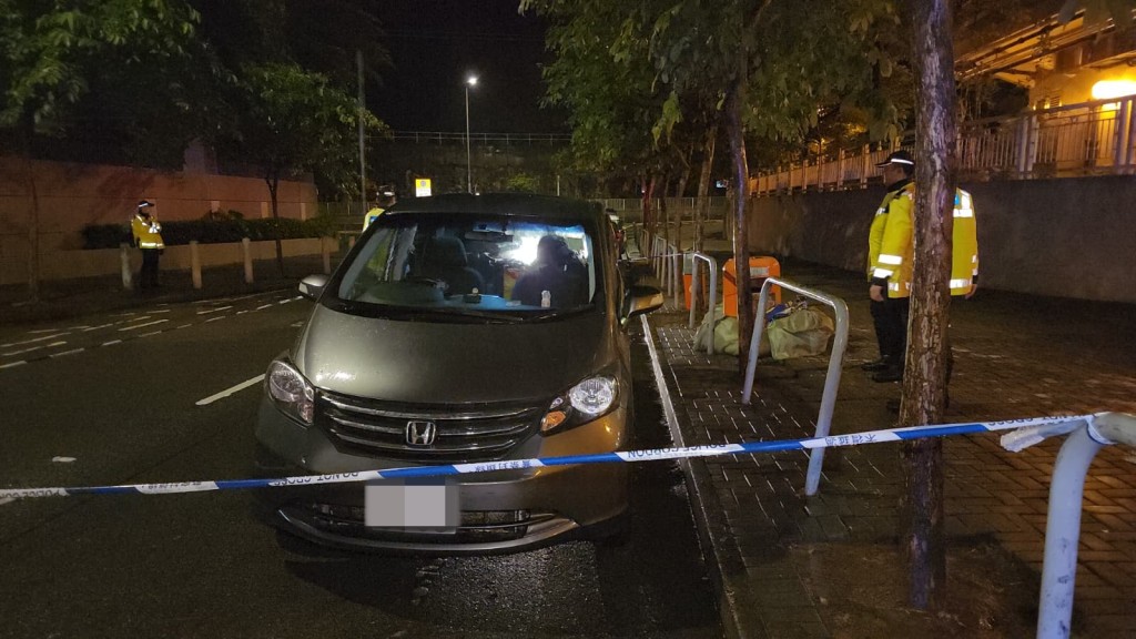 警方在將軍澳翠嶺里巡邏時,發現一輛私家車形跡可疑,遂上前截查。黎志偉攝 警方在將軍澳翠嶺里巡邏時,發現一輛私家車形跡可疑,遂上前截查。黎志偉攝