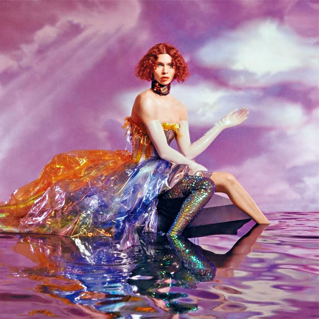 跨性別音樂人SOPHIE攀上高處欣賞月圓，意外失足跌死。