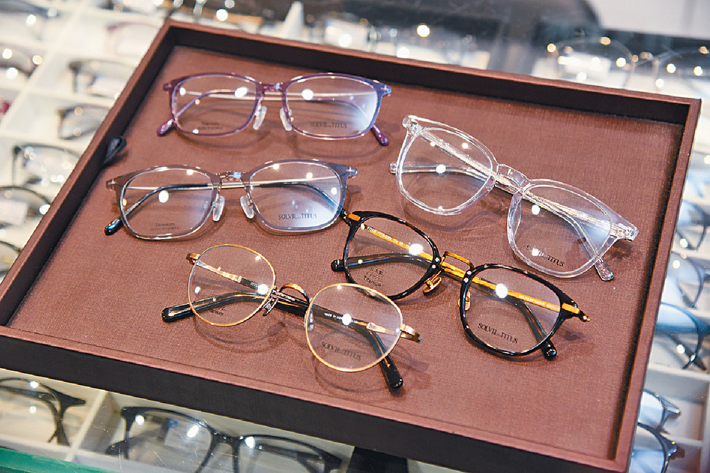 ■眼鏡88提供多元化的眼鏡及鏡片選擇，務求照顧不同顧客的需要。
