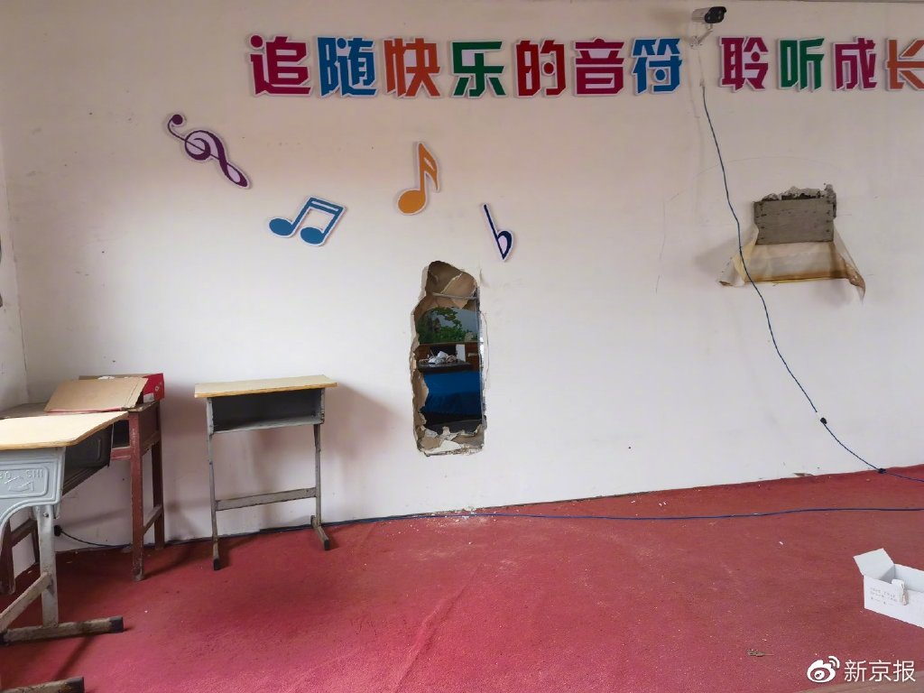 事发后，音乐教室和校长办公室之间的墙被凿开了一个大洞。 新京报