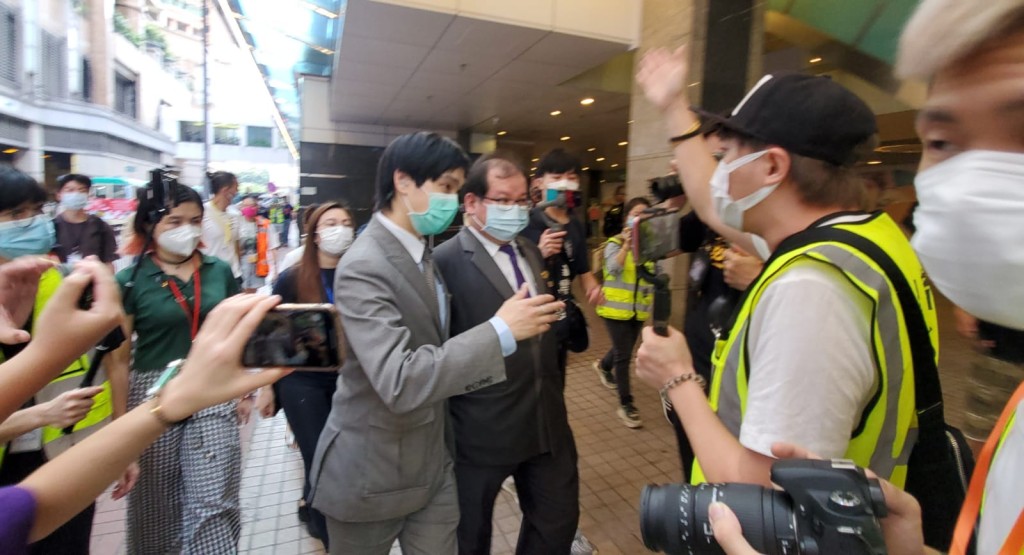 東港城一名保安員被多人質問為何報警。