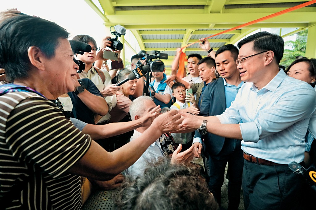 特首李家超上任快3年,不時落區直接與市民接觸及聆聽意見。