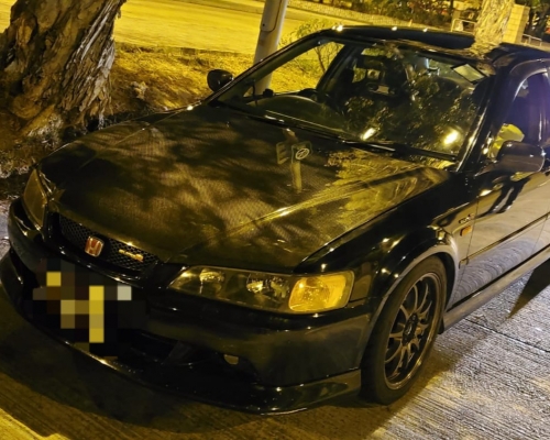 警方在新娘潭路打擊非法賽車，多車被扣查。 警方圖片