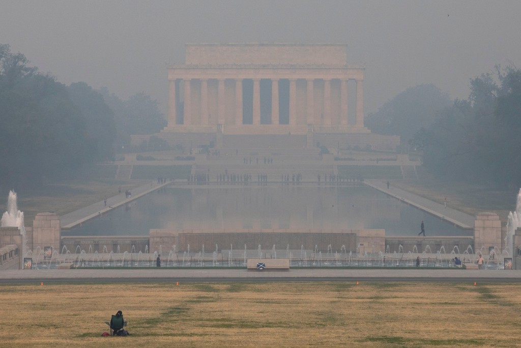 在美國華盛頓，林肯紀念堂籠罩在加拿大野火造成的陰霾和煙霧中。路透社