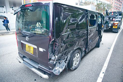客貨車車身被撞毀。
