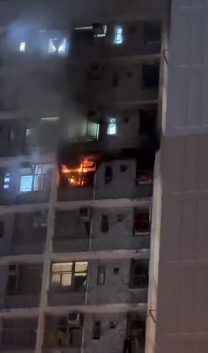 昨晚（26日）接近午夜時分，粉嶺華心邨華勉樓12樓一單位起火，火光熊熊，且不斷湧出濃煙。