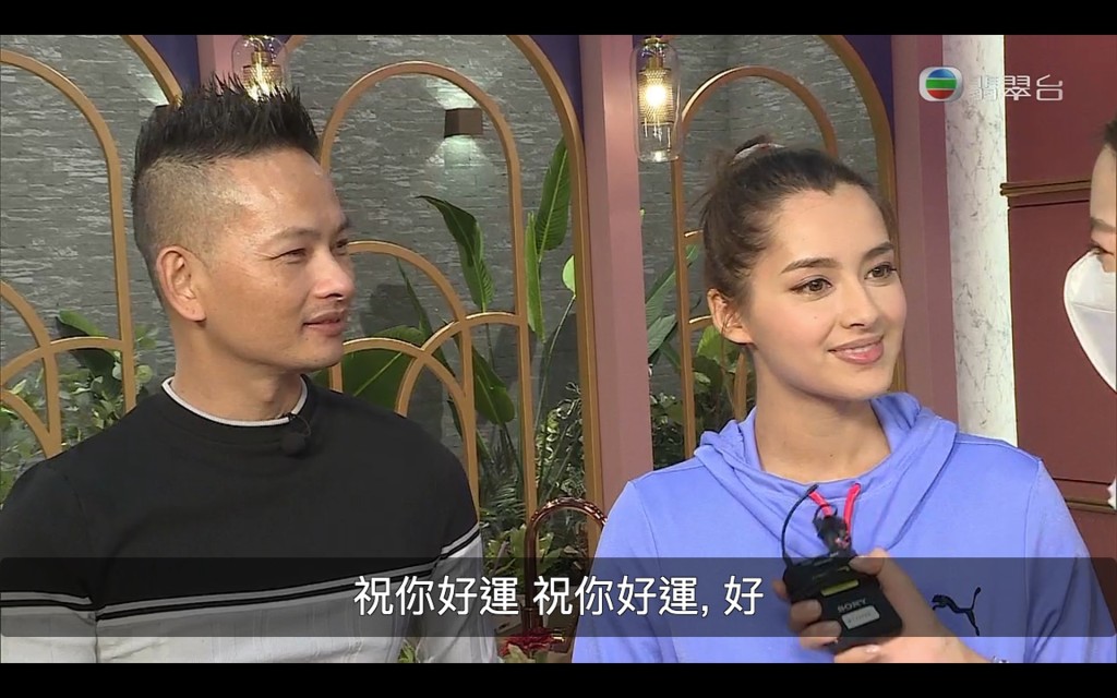 謝嘉怡爸爸五官亦好立體。