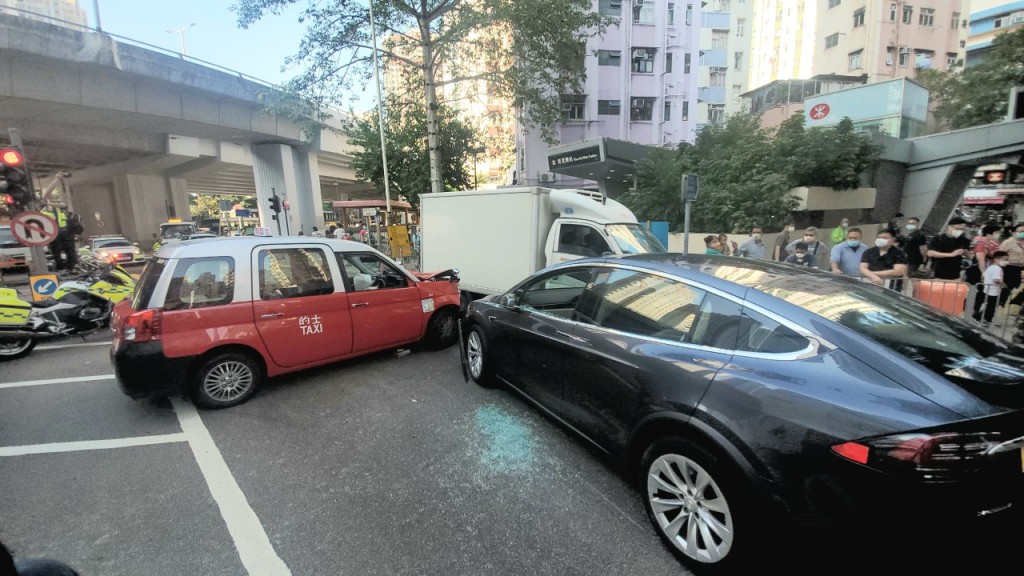 筲箕湾宝文街发生3车串烧车祸。