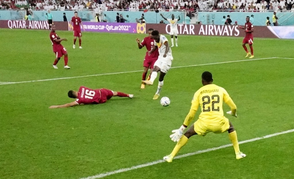 塞内加尔前锋伊利文尼戴耶把握对手后防失误冲前将球射入网。REUTERS