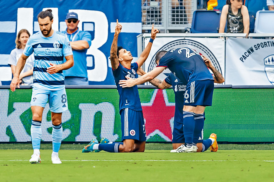 新英伦革命（蓝衫）最近摆脱两仗不胜低潮，斗志鲜明。