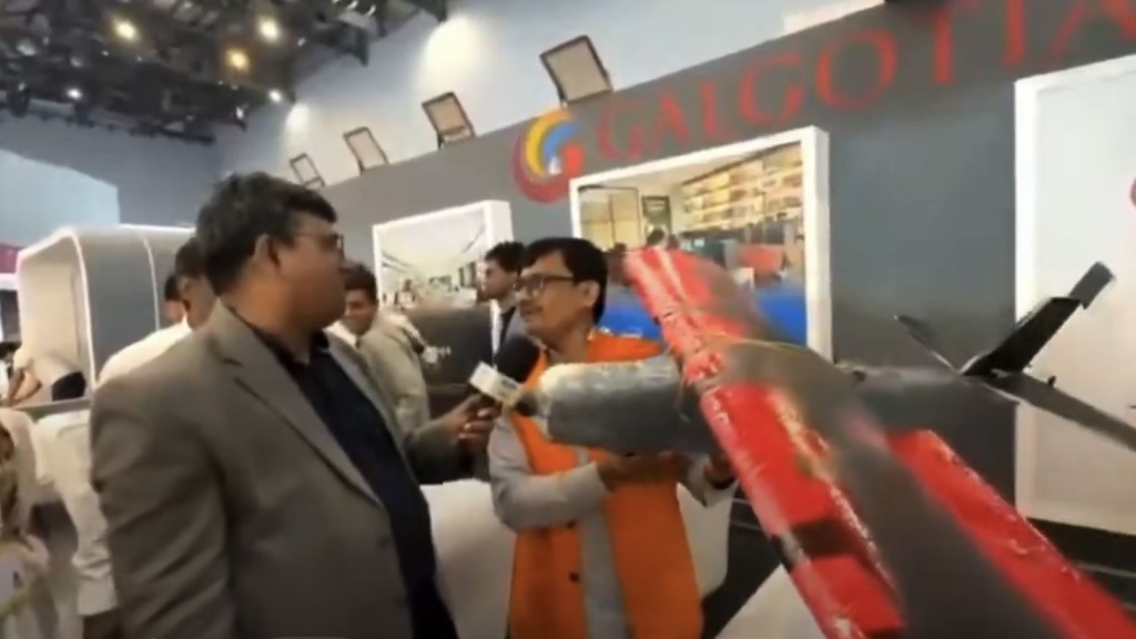 AI愛好者拿起模型拍片,倜侃現場留下的小學生勞作級「無人機」。 X@DcWalaDesi AI愛好者拿起模型拍片,倜侃現場留下的小學生勞作級「無人機」。 X@DcWalaDesi