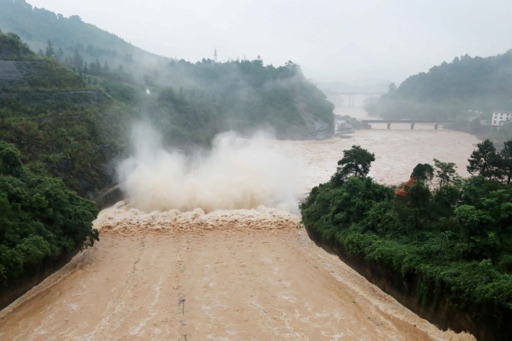 降雨過後柳州市泗維河水庫開閘泄洪。 新華社