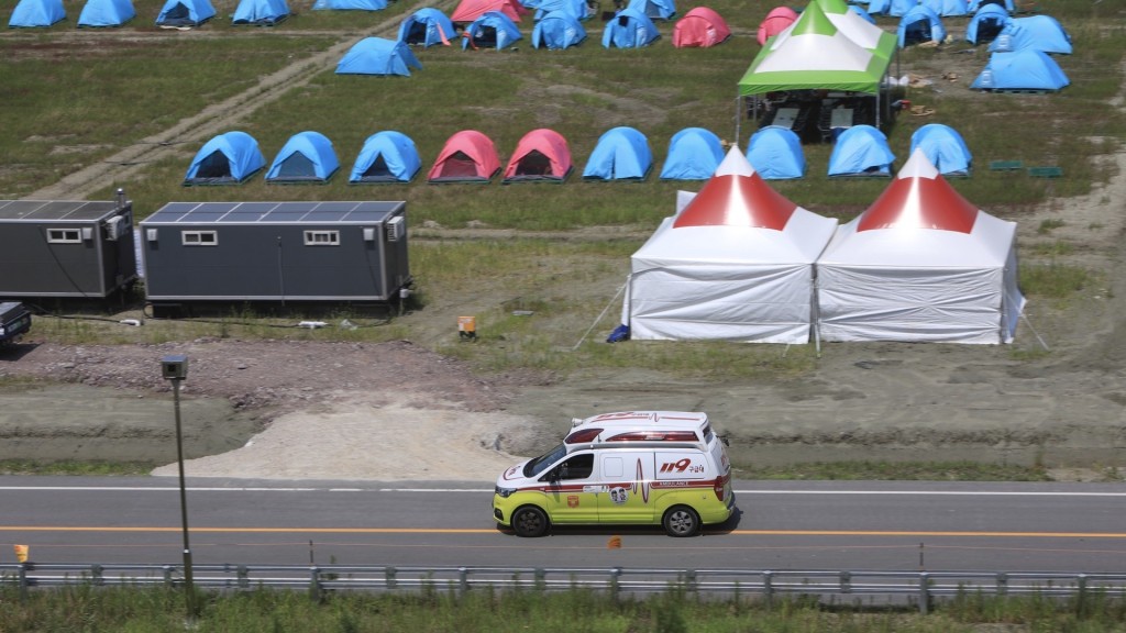 一輛救護車駛經世界童軍大露營的營地。   美聯社