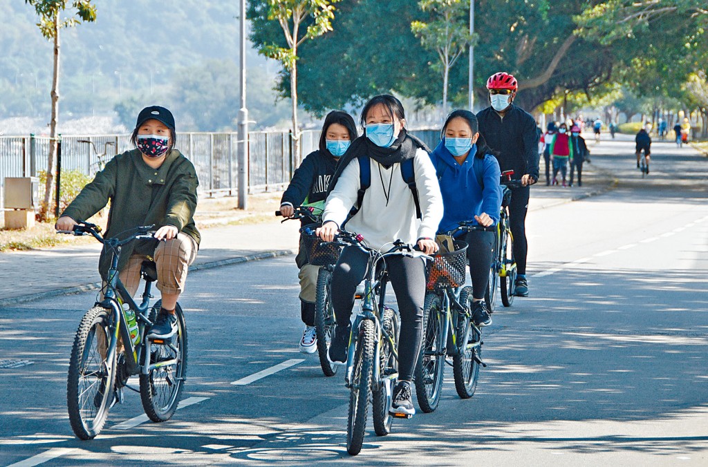 近年單車用者眾多，大部分騎單車者都沒戴頭盔。