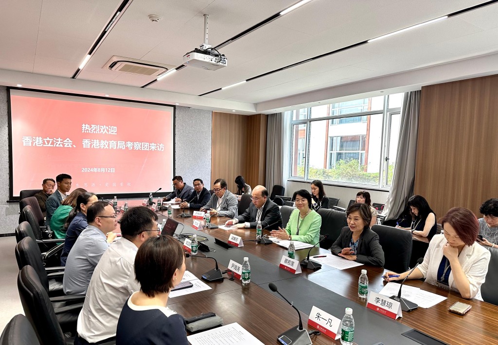 蔡若蓮（右二）和考察團與上海交通大學副校長劉衛東（左五）及其他代表會面。政府新聞處