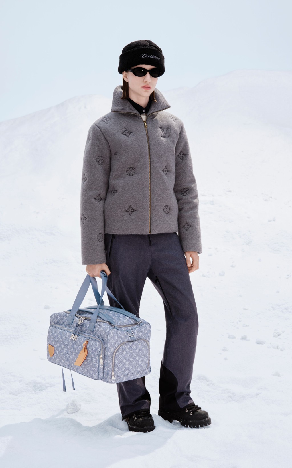 LV Ski Fleece Beanie/$4,800、Monogram針織羽絨Blouson Jacket/$34,500、法蘭絨襯衫/$14,700、長褲/$24,500、LV Remix Derby Shoes/$13,700、手提袋及太陽眼鏡/售價待定。