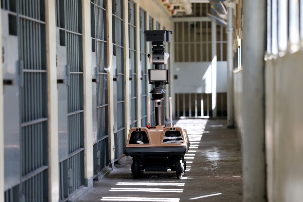 懲教署近年積極發展「智慧監獄」，推行不同的科技項目以提升監獄管理效率及保安水平，包括圖中的智能機械人監察系統。 懲教署提供