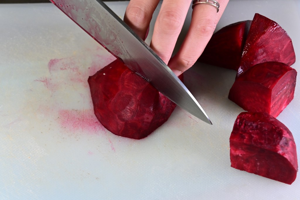 小貼士Tips: 雙手處理紅菜頭後染色，可用檸檬汁清洗。 When handling beetroot stain could use lemon juice to clean your hands.