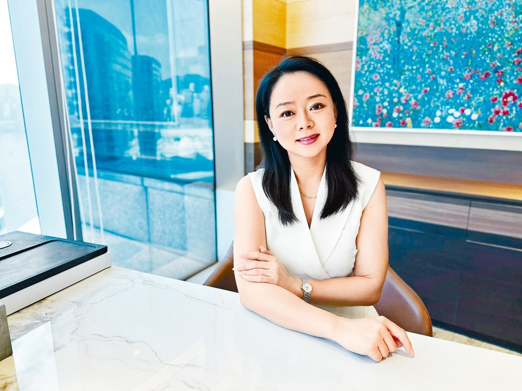曾于贵州担任区属国企集团总经理、兼任两间子公司董事长的晴天，透过留学途径来港并转行做保险。