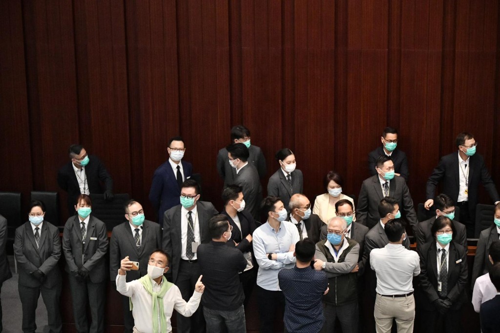 大批保安員圍著主席台。