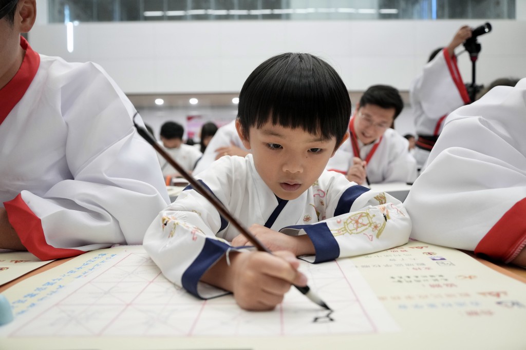「中國語文教育學習領域課程指引」明確要求各學習階段須安排寫字練習,配合多元而適切的硬筆及毛筆寫字活動。資料圖片 「中國語文教育學習領域課程指引」明確要求各學習階段須安排寫字練習,配合多元而適切的硬筆及毛筆寫字活動。資料圖片