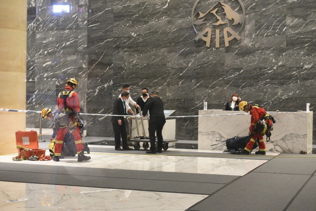 消防高空拯救專隊到場在升降機不同位置搜索男事主人體組織殘肢。尹敬堂攝