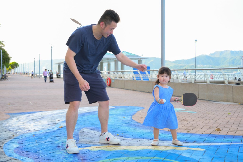 囡囡拿起球拍,擺出打波的姿勢,十分可愛。廖偉業攝 囡囡拿起球拍,擺出打波的姿勢,十分可愛。廖偉業攝