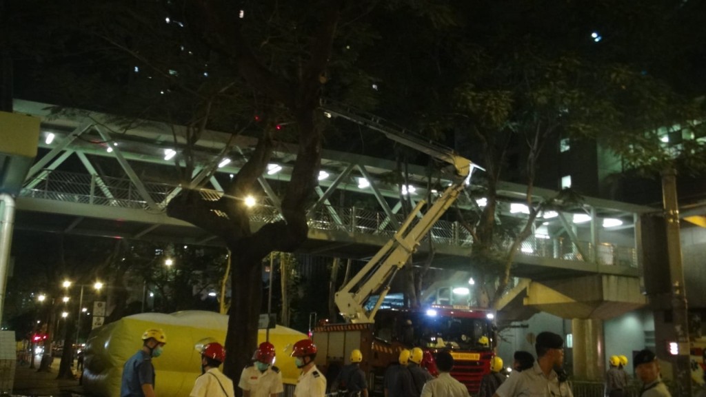 消防架起雲梯,將男事主救回地面。尹敬堂攝