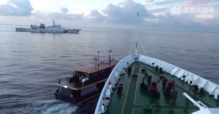 從中國海警公佈的影片可見，菲律賓的船隻以極近距離通過中方船隻。