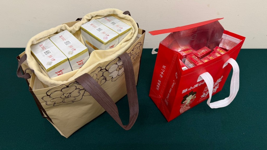 49歲返港女子第二次被截查時，所攜帶的未完稅香煙。