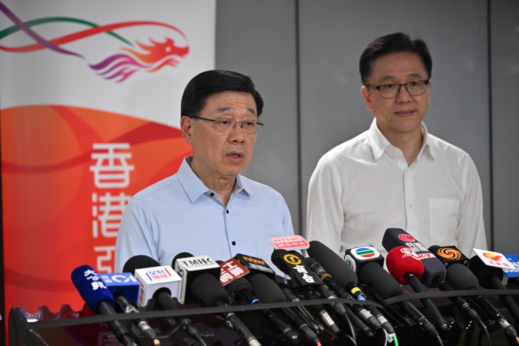 行政长官李家超今日（26日）联同民青局局长麦美娟等到深水埗落区。